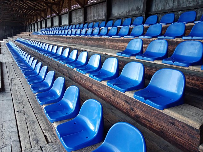 U tijeku je postavljanje sjedalica na Gradskom stadionu u Bjelovaru/Foto: Deni Marčinković