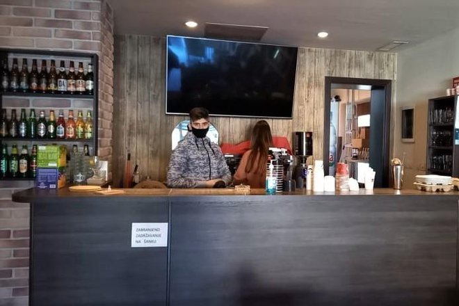Konobar u City Cafeu Nikola Criscuolo kaže kako će kafić dosta izgubiti s ovakvim polovičnim poslovanjem/Foto: MojPortal.hr