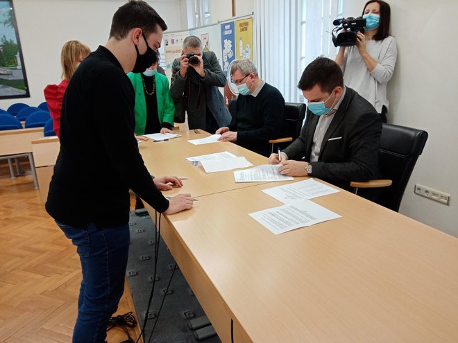 Gradonačelnik Bjelovara Dario Hrebak potpisuje ugovore s novim gradskim stipendistima/Foto: Deni Marčinković