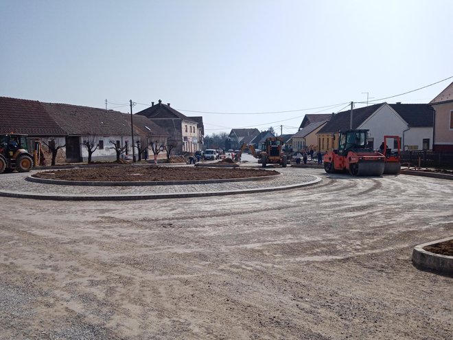 Radovi na izgradnji kružnog toka u središtu Ivanske uskoro bi trebali završiti/ Foto: Deni Marčinković
