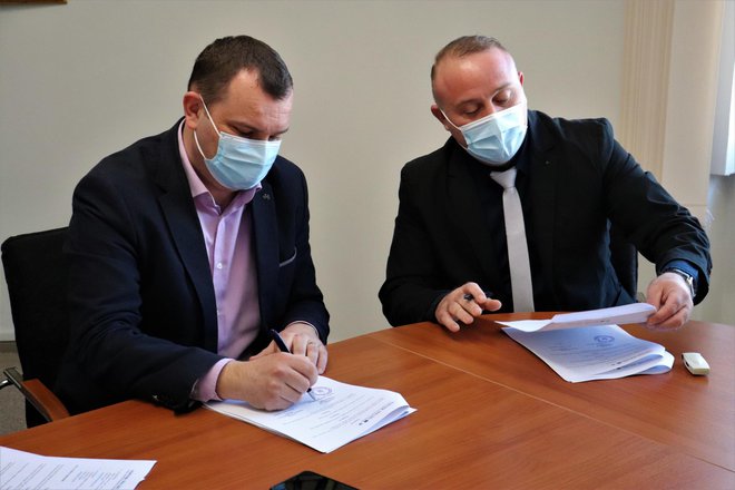 Gradonačelnik Daruvara Damir Lneniček i Davor Alaber iz tvrtke Gradnja Alaber d.o.o. potpisuju ugovor:/Foto: MojPortal.hr