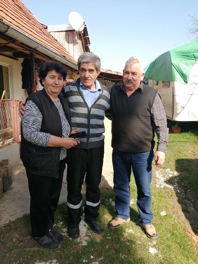 Sava i Nikola Bila iz sela Martinovići kod Gline sa svojim dobročiniteljem, pastorom Mirkom Petrovićem/Foto:Boris Bušić