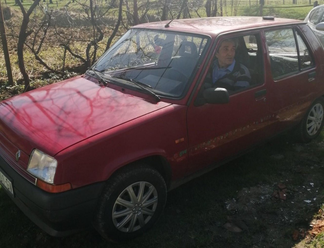 Fotografija: Nikola Bila iz sela Martinovići kod Gline u autu kojeg su mu poklonili dobri ljudi iz Daruvara/Foto:Boris Bušić