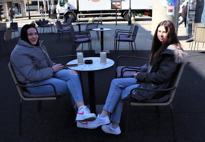 Prijateljice Karla i Lucija su jedva dočekale svoju ledenu kavu koju nisu mogle kupiti u kiosku / Foto: MojPortal.hr