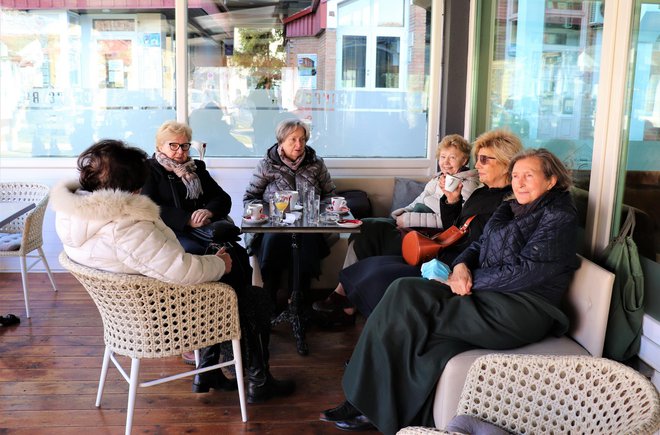 Stalne gošće Sidra već 20 godina dolaze u svoj omiljeni kafić u istom sastavu / Foto: MojPortal.hr