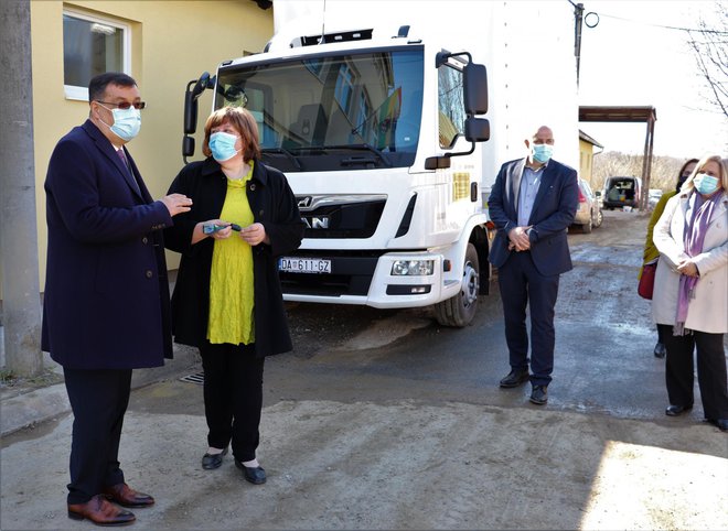 Damir Bajs, uručio je ključeve novog kamiona ravnateljici Sanji Klubičko za osposobljavanje učenika za zanimanje vozača motornog vozila/Foto: MojPortal.hr