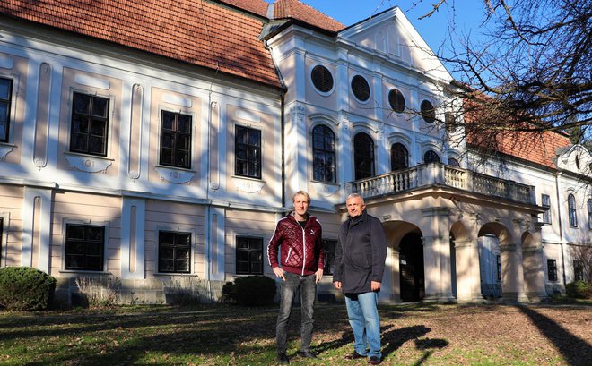 Damir Hoyka i predsjednik NK Daruvar Tihomir Horvat ispred daruvarskog dvorca grofa Jankovića/Foto: MojPortal.hr
