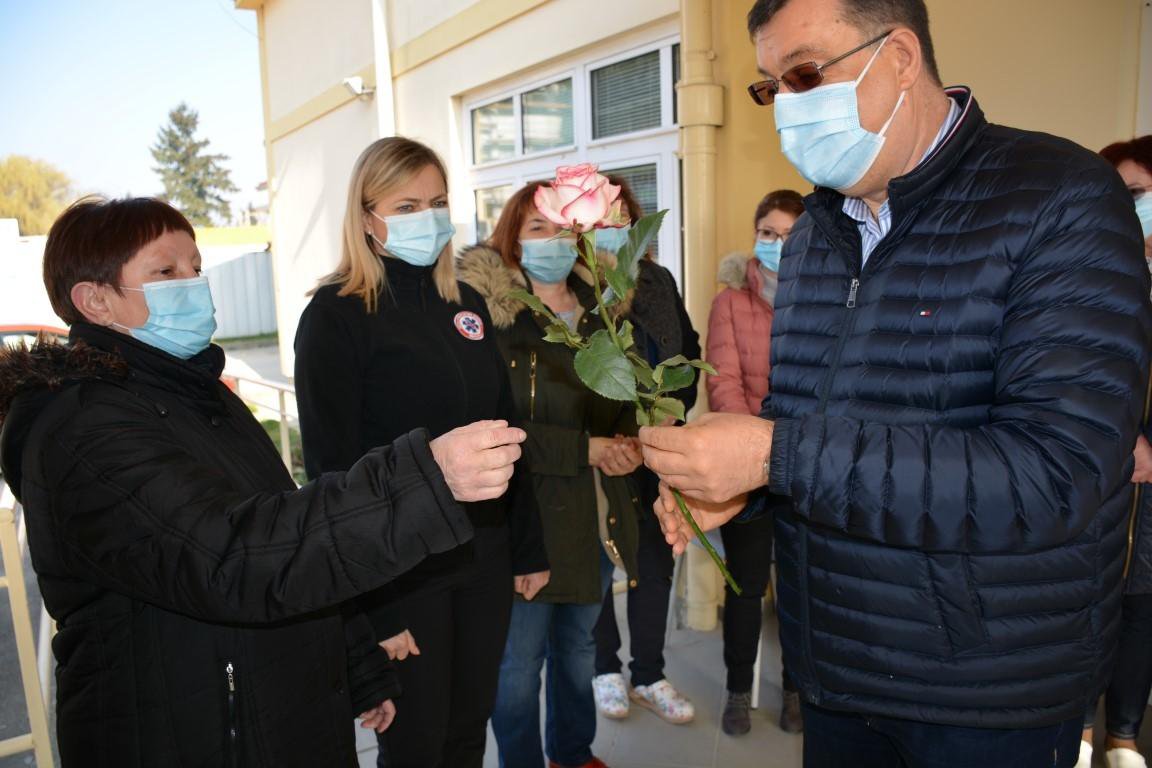 Fotografija: Župan Damir Bajs daruje cvijeće/Foto: BBŽ