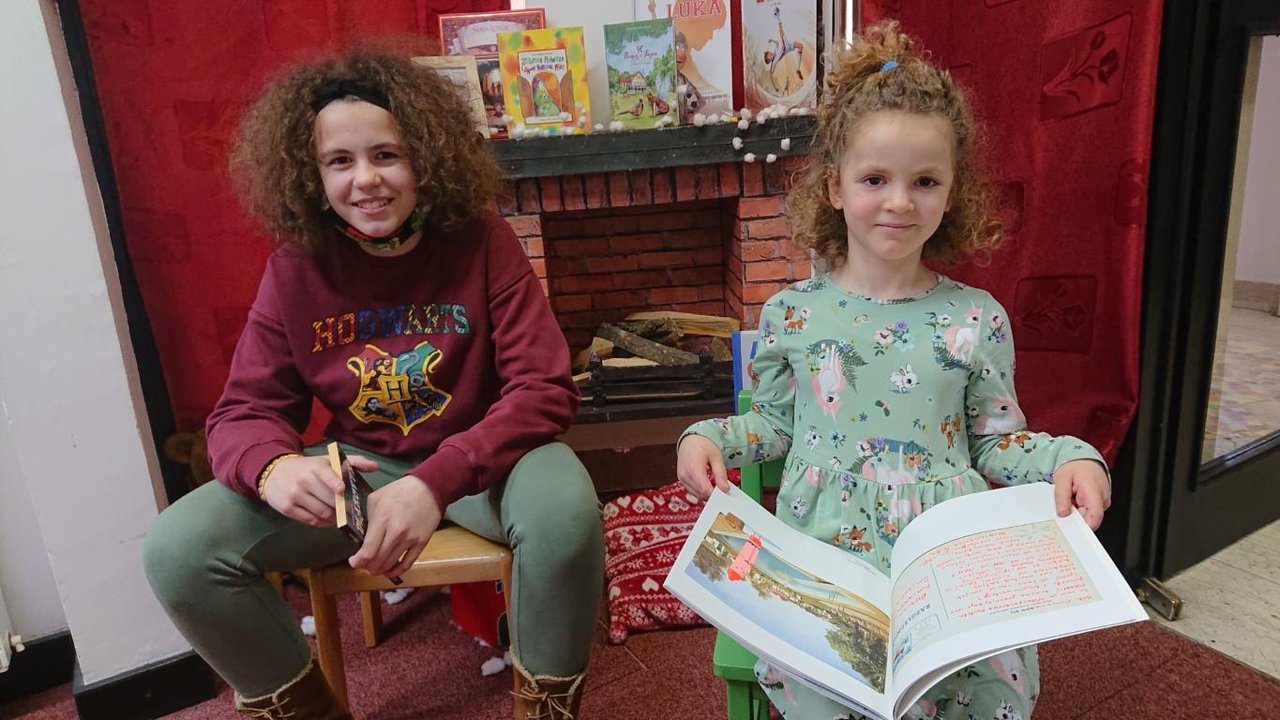 Fotografija: Tena i Magda, sestre koje su u 2020. godini pročitale najviše knjiga u Pakracu/Foto: Mario Barać