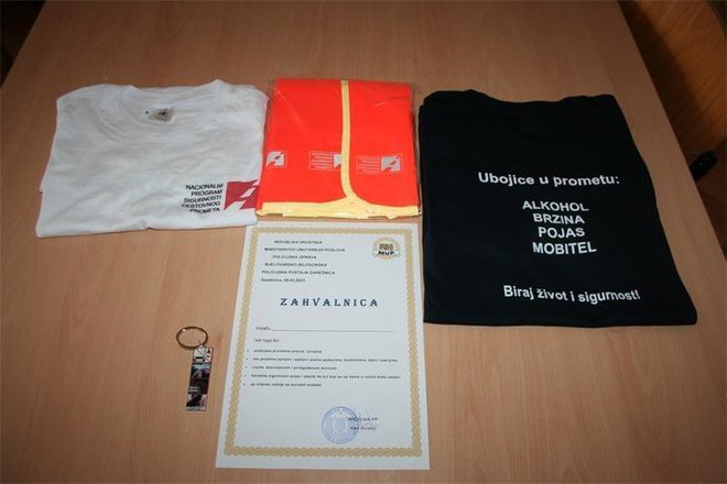 Ovo su nagrade koje su policajcii iz Garešnice dijelili savjesnim vozačima/Foto: PU bjelovarsko-bilogorska