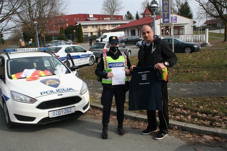 Fotografija: Policajci postaje u Garešnici daju poklon savjesnom vozaču/Foto: PU bjelovarsko-bilogorska
