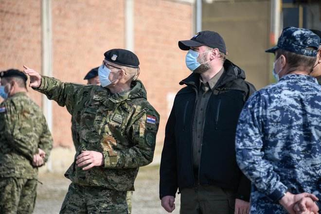 Ministar Banožić i admiral Hranj obišli su pripadnike Topničko-raketne pukovnije koji sudjeluju u pošumljavanju te vojarnu "Bilogora" u Bjelovaru | Foto: MORH/ F. Klen