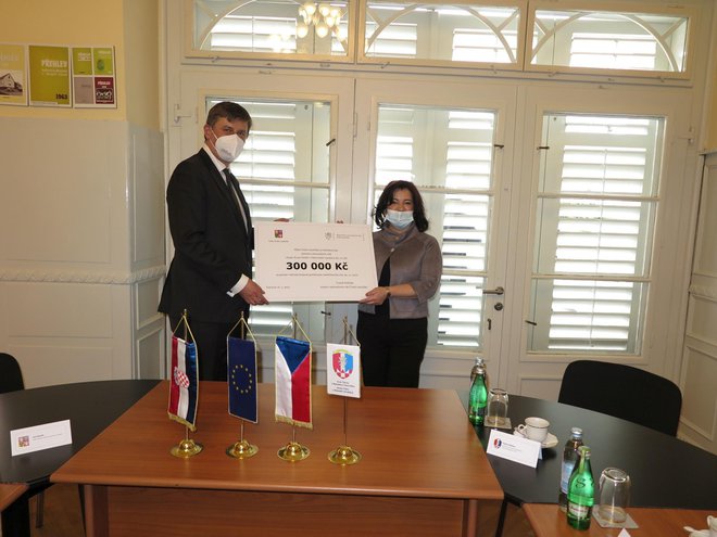 Ministar vanjskih poslova Republike Češke predaje ček od 300.000 kruna za stradale na Baniji/Foto: Mato Pejić