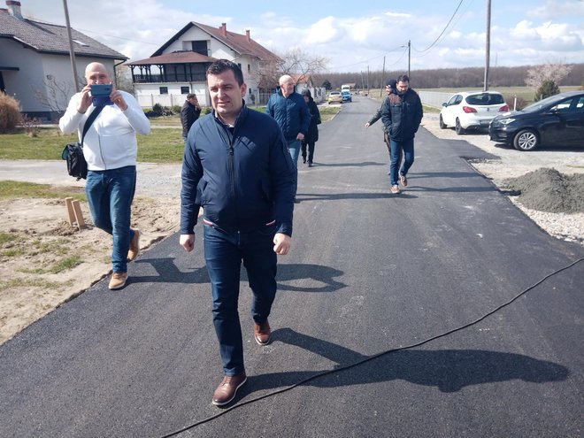 Gradonačelnik Dario Hrebak prilikom obilaska Ulice Josipa Korazca u Hrgovljanima/ Foto: Deni Marčinković