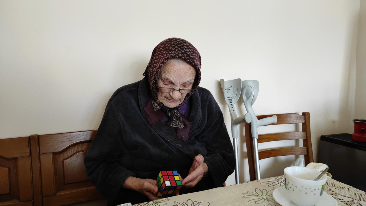 Fotografija: Baka Ana Halupa (99) iz Šandrovca Rubikovu kocku složi u trenu i veli da joj je to omiljena razbibriga/Foto: Martina Čapo