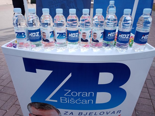 Bjelovarski HDZ obilježio je Svjetski dan voda podjelom vode na gradskom korzu/ Foto: Deni Marčinković