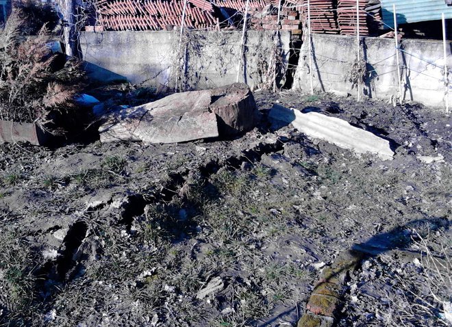 Na fotografiji snimljenoj 20. veljače 2015. godine vidi se da su temelji popucali, ali se još nisu odlomili. To će se dogoditi za mjesec dana.../Foto: Privatni album