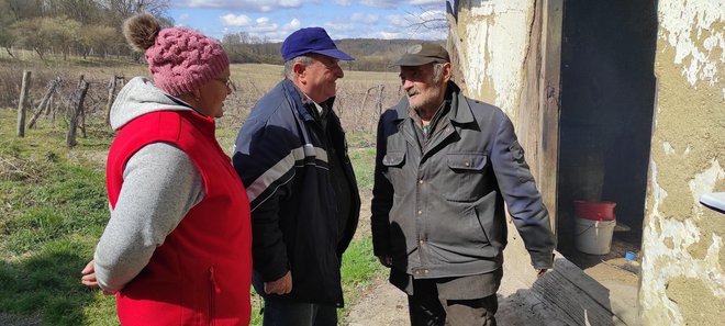 Stjepana posjećuje gerontodomaćica Marija i prijatelj Ivo Vrbančić koji ga poznaje u dušu / Foto: Martina Čapo