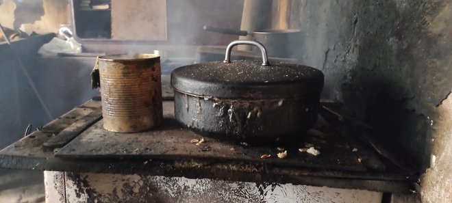 Posude u kojima Stjepan skuha jelo na trošnoj peći koju ne da zamijeniti / Foto: Martina Čapo