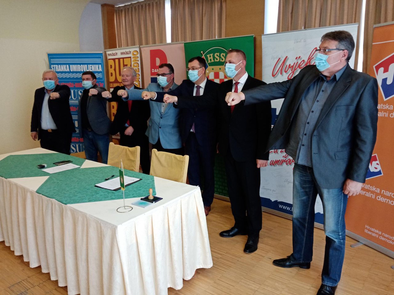 Fotografija: Predstavnici koalicije koja podržava aktualnog župana Damira Bajsa/ Foto: Deni Marčinković