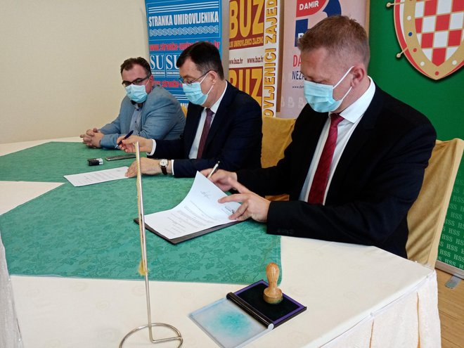 Dalibor Jurina, Damir Bajs i Krešo Beljak prilikom potpisivanja sporazuma/ Foto: Deni Marčinković