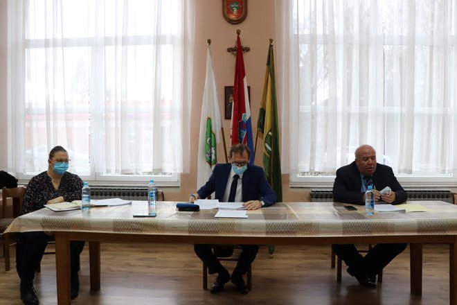 Predsjednik Gradskog vijeća Mladen Dolić zahvalio se svim vijećnicima na povjerenju, a čestitkama se pridružio i gradonačelnik Lipika Vinko Kasana/Foto: Compas.hr