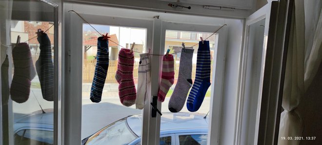 Čarape koje su članovi udruge objesili na prozor/Foto: Udruga "Korak dalje"