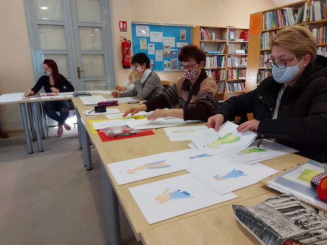 Polaznici uče crtati modne crteže/Foto: Udruga Ždralice