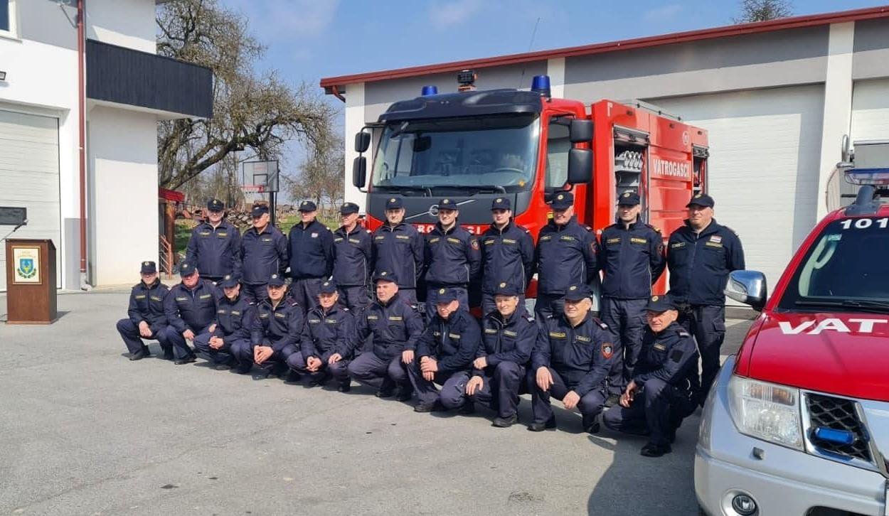 Fotografija: Pripadnici Javne vatrogasne postrojbe Grada Garešnici ispred svog novog vozila/Foto: JVP Garešnica