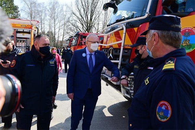 Ministar unutarnjih poslova Davor Božinović s glavnim vatrogasnim zapovjednikom Slavkom Tucakovićem pregledava nova vozila/Foto: MUP RH