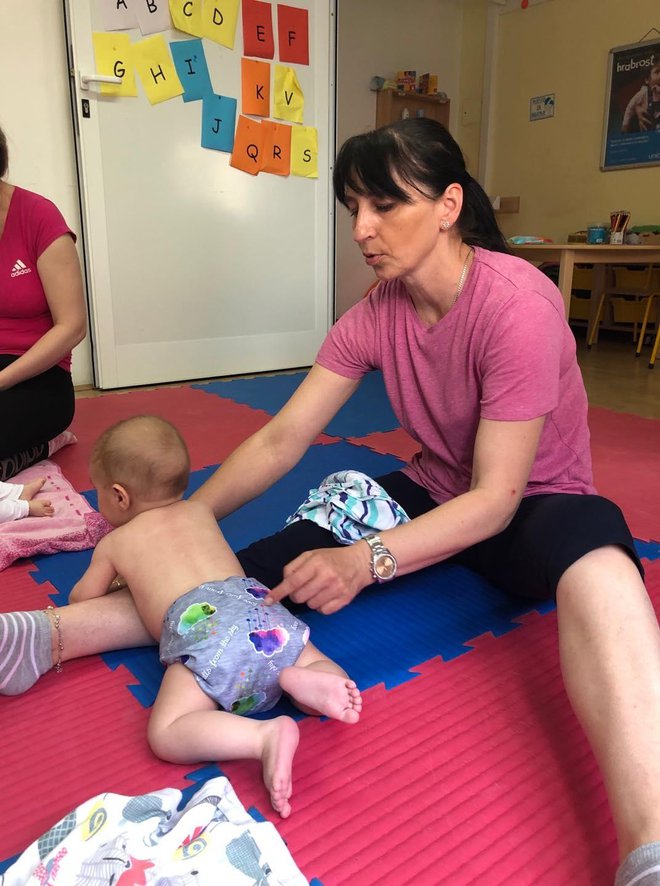 Fizioterapeutkinja Jasna majkama rado odgovara na sva pitanja i pokazuje kako s bebama najbolje vježbati/Foto: Obiteljski centar