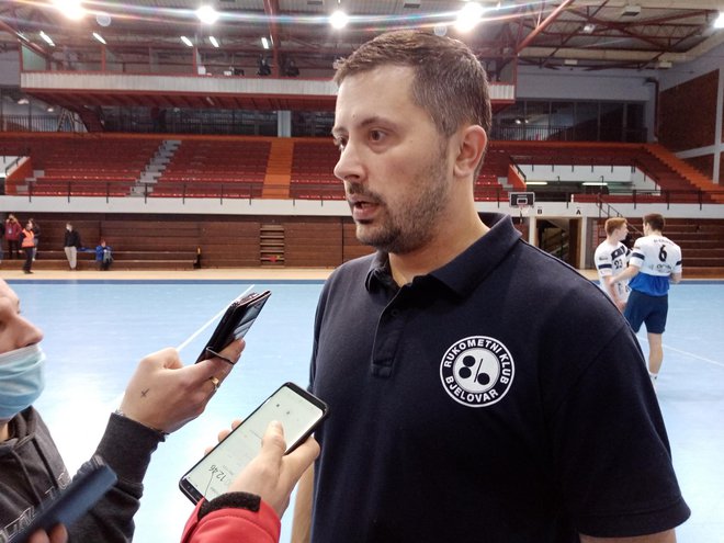 Trener Josip Pećina daje izjavu nakon utakmice/Foto: Deni Marčinković