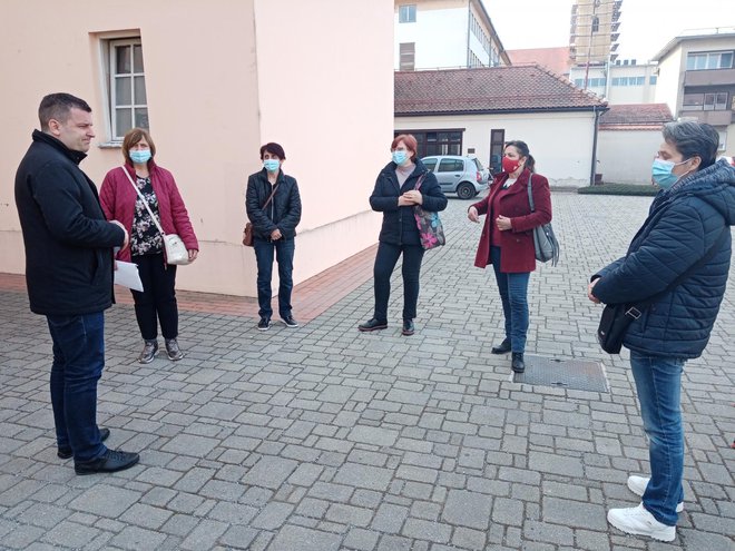 Gradonačelnik Hrebak u razgovoru sa ženama zaposlenik u sklopu projekta Zaželi/ Foto: Deni Marčinković