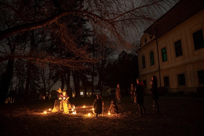 Skromna scenografija ispred Ginka zajedno sa svijećama i lampionima uz čitanje nekoliko priča i pjesama koje su izabrale djelatnice knjižnice/Foto: Dunja Županić