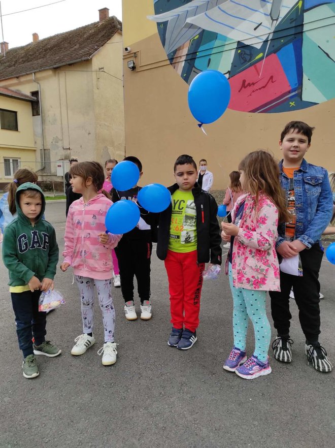 Marko sa svojom školskom ekipom i plavim balonima/Foto: Sanja Vranješević