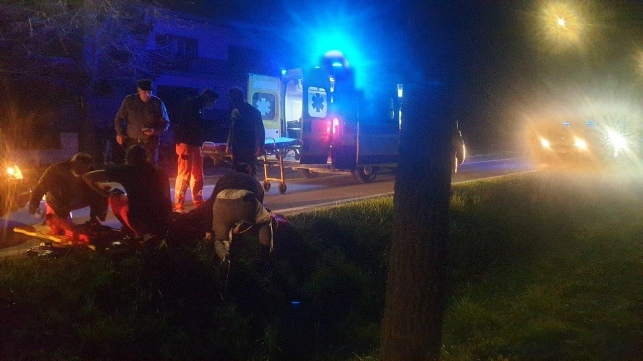 Fotografija: Ekipa Hitne medicinske pomoći na mjestu nesreće u Jelačićevoj ulici u Daruvaru/Foto: Snimio čitatelj