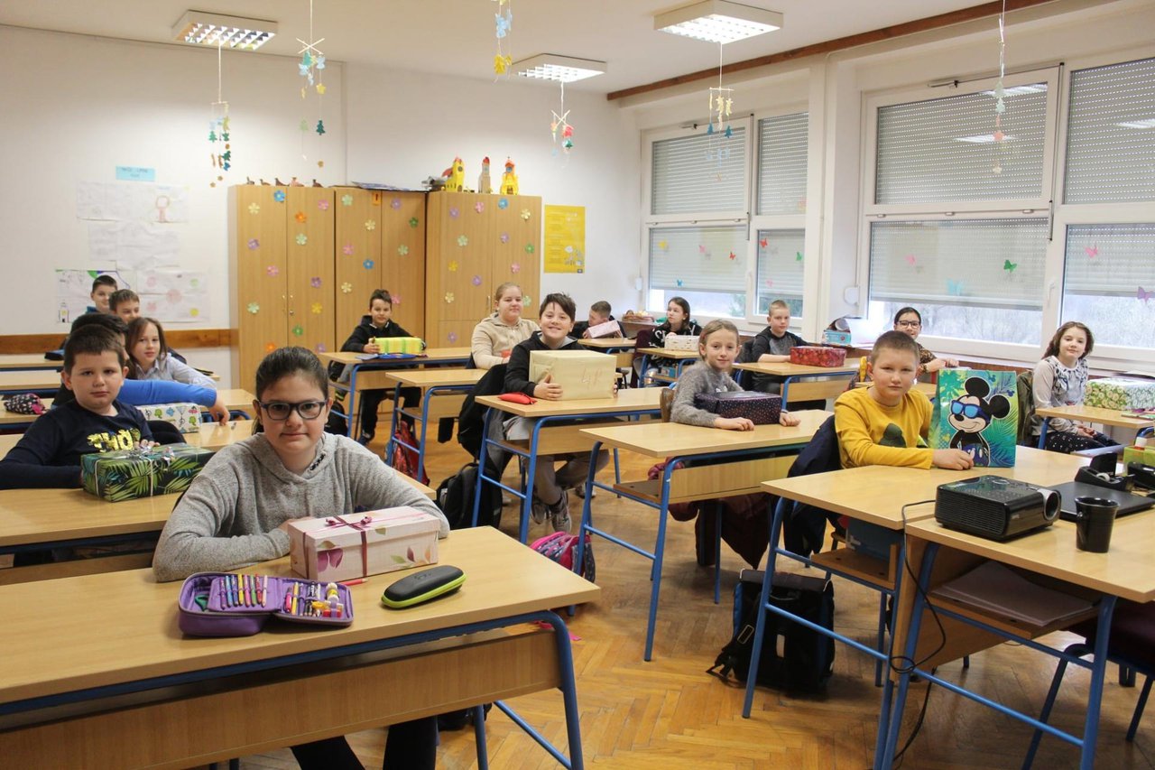 Fotografija: Učenici koji su dobili darove bili su oduševljeni i iznenađeni/Foto: Osnovna škola Vladimir Nazor Topusko