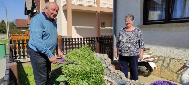 Vlado i supruga Danica u cvjetnjaku ispred obiteljske kuće/Foto: Martina Čapo