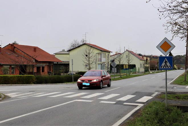 Unatoč brojnim upozorenjima, vozači na pješačkom prijelazu na križanju Jelačićeve i Domobranske ulice, voze brže od dopuštenog/Foto: MojPortal.hr