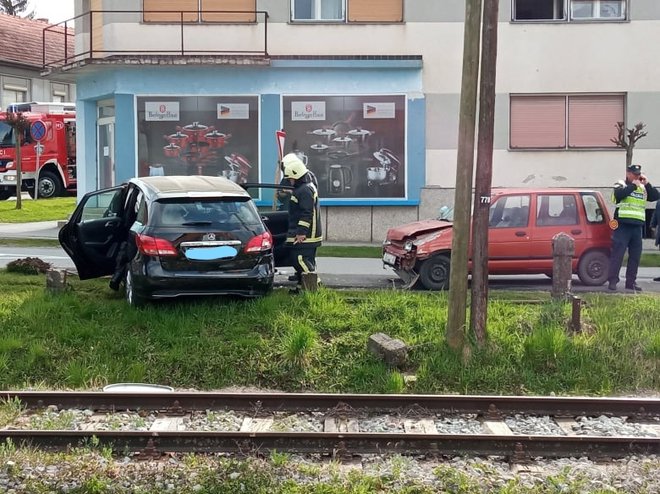 Mercedes se nakon sudara sa Škodom na križanju odbio nekoliko metara dalje i udario u parkiranog Daewoo Tica/Foto: MojPortal.hr