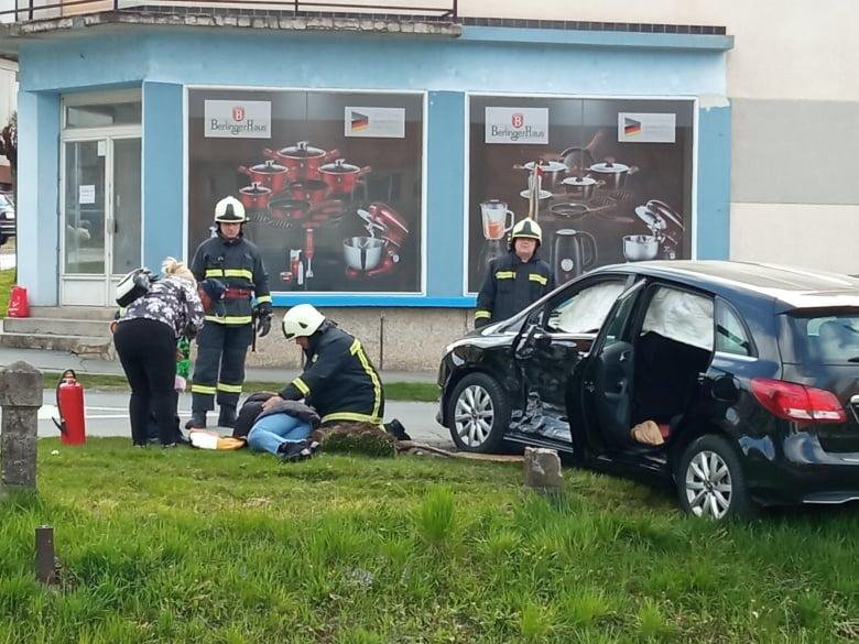 Fotografija: Vatrogasac kleči pokraj žene koja je stradala u svom Mercedesu/Foto: Mojportal.hr
