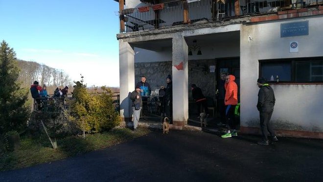 Probrano društvo daruvarskih planinara ispred Planinarskog doma na Petrovom vrhu/Foto: Privatni album