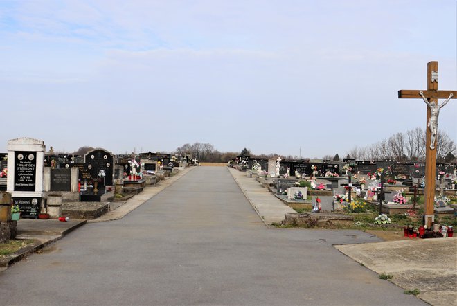 Prilazni putevi na groblju Dežanovac potpuno su asfalitirani/Foto: Daria Marković