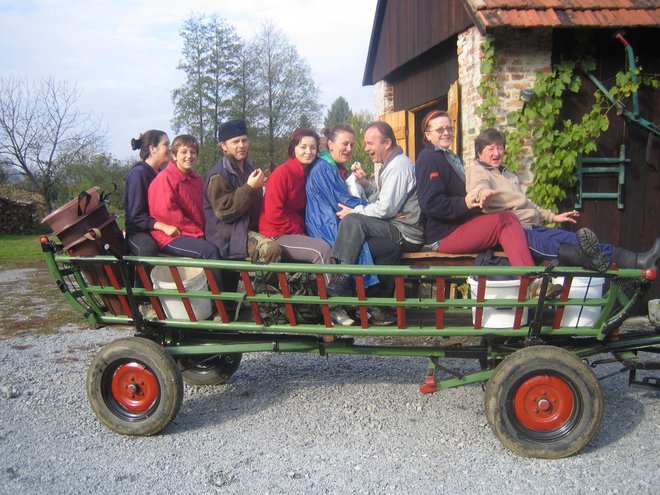 Prijatelji obitelji Kovačević na seoskim kolima tzv. seoska banana/Foto: Privatni album