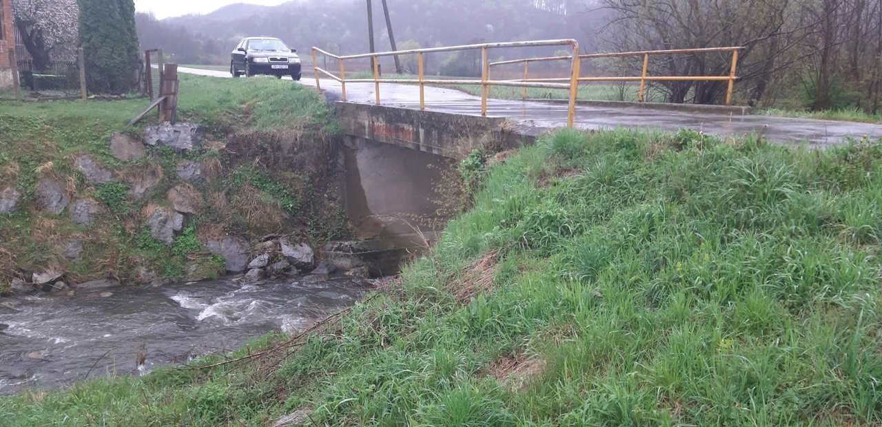 Fotografija: Most se oštetio zbog velike količine vode koja prolazi ispod njega i prijeti mu urušavanje/Foto: Drago Hodak