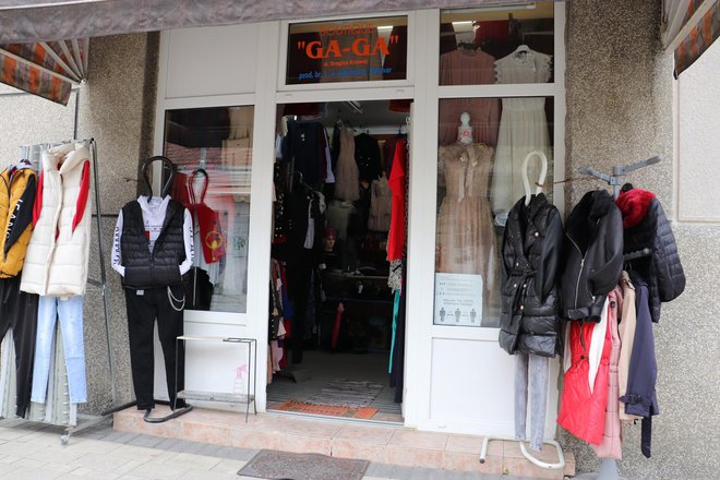 Prodaje svečane haljine, bluze, elegantne hlače, traperice, prsluke, kožne jakne, tunike, muške košulje, sakoe, torbe i remenje/Foto: Daria Marković