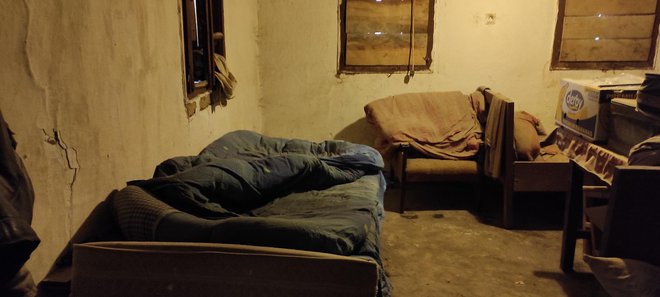 Soba u kojoj Mladen spava i krevet u kojem ga je dvaput ugrizla zmija/Foto: Martina Čapo