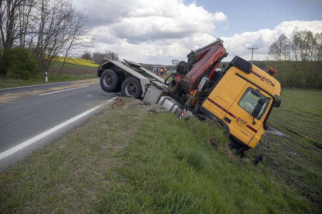 Kamion je nakon sudara sletio s ceste/Foto: Željko Hajdinjak/CROPIX