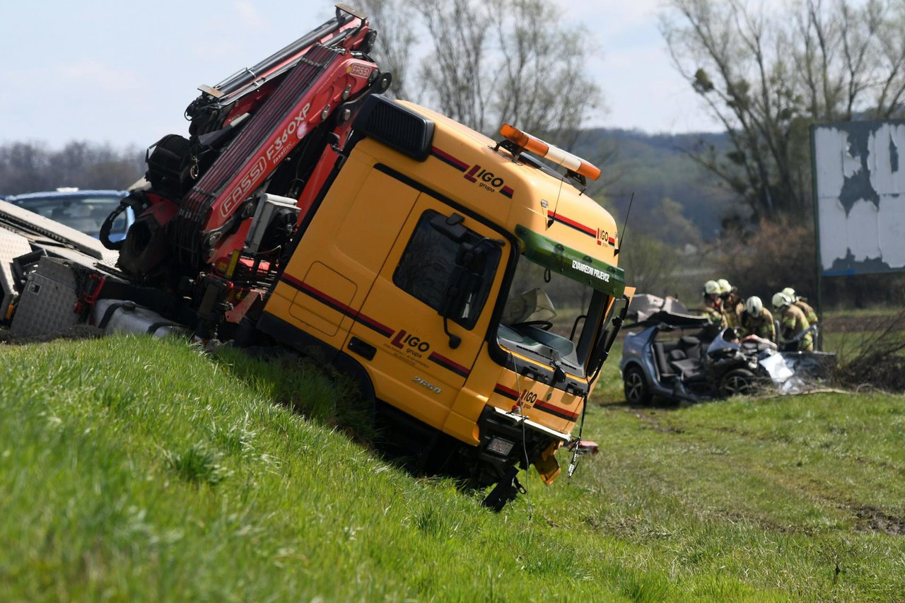 Fotografija: Stravičan prizor nakon prometne nesreće na bjelovarskoj obilaznici u kojoj su poginule dvije osobe/Foto: Željko Hajdinjak/CROPIX
