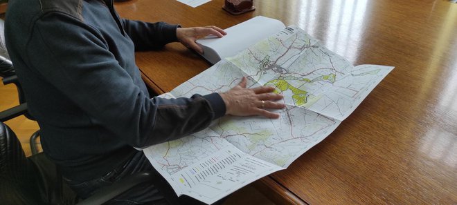 Ivan Cug iz UŠP Bjelovar pokazuje kartu pojedinih dijelova iz Osnove gospodarenja/Foto: Martina Čapo